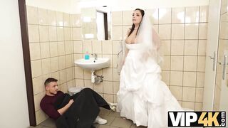 Amateur. Being locked in the bathroom, sexy bride doesnt lose time and seduces random guy