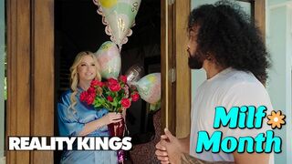 Hot Sex - Blonde MILF Jenna Starr Just Wants A Big Hard Dick To Ride For Mother's Day