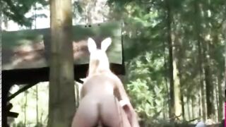 Blonde Hexe - deutsches Teen hat Osterfick im Wald