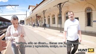 Amateur. Viejo codicioso por dinero en efectivo le permite a la novia tener sexo con un extraño