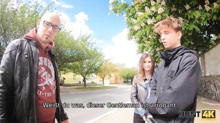 Amateur. Reife Jägerin bohrt schön schlanke Süße vor ihrem Freund