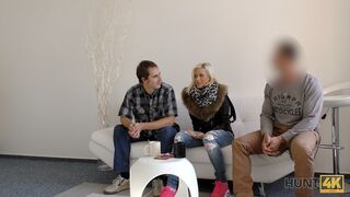Amateur. La bionda guadagna soldi per il matrimonio facendo sesso con un vicino maturo