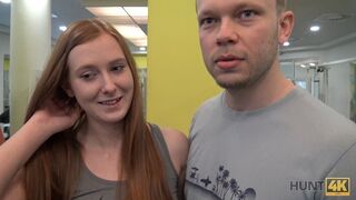 Amateur Nettes Mädchen anstatt zu trainieren hat Sex im Fitnessstudio mit einem reichen Jäger