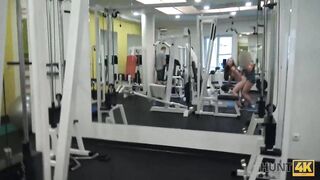 Amateur Nettes Mädchen anstatt zu trainieren hat Sex im Fitnessstudio mit einem reichen Jäger