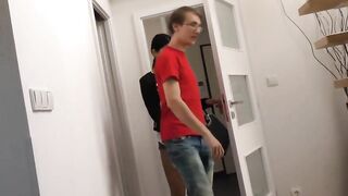 Amateur Nerdy Cuckold beobachtet gehorsam den Sex von Freundinnen mit Fremden