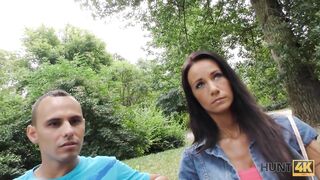 Amateur Männchen schafft es, perfekt geschnittene Muschi im öffentlichen Park zu kaufen