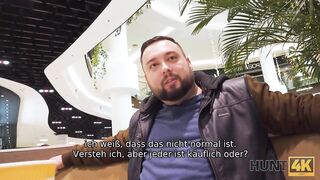 Amateur Belle mit roten Haaren von Fremden in Toilette vor BF gefickt