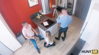 Amateur. Babe im strengen Anzug und in sexy Dessous zeigt ihre sexuellen Fähigkeiten