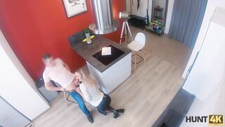 Amateur. Teen in strengen Anzug und sexy Dessous zeigt ihre sexuellen Fähigkeiten