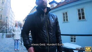 Amateur. Der Mensch bewundert, wie vollbusige Schönheit Jäger auf Titten abspritzen lässt