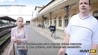 Amateur. El novio no puede pagar el autobús, por eso su chica hace trampa