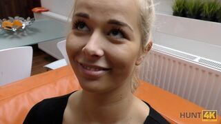 Amateur. Hunter fängt den richtigen Moment ein, um Teen Blonde zu verführen