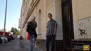 Amateur. Una magnifica ragazza gode del sesso orale e della figa per soldi
