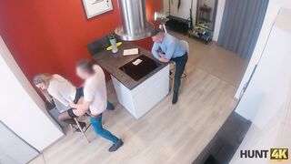 Amateur. en traje estricto y lencería sexy muestra sus sexuales