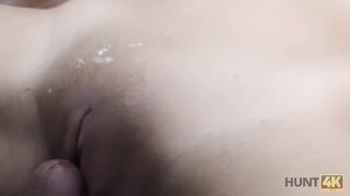 Amateur. La vagina rasata della bionda carina dovrebbe essere sbattuta molto forte