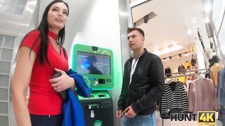 Amateur. Después de una breve conversación, la morena acepta tener sexo sucio