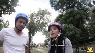 Amateur. Rollschuhfahrer beobachtet, wie sein Baby einen