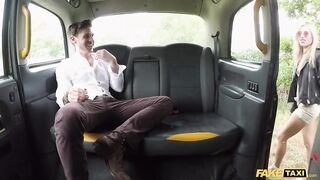 Amateur Taxi Horny couple hire the taxi for sex
